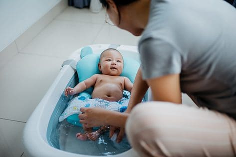 Je baby in bad steken: 5 tips die badtijd aangenamer maken