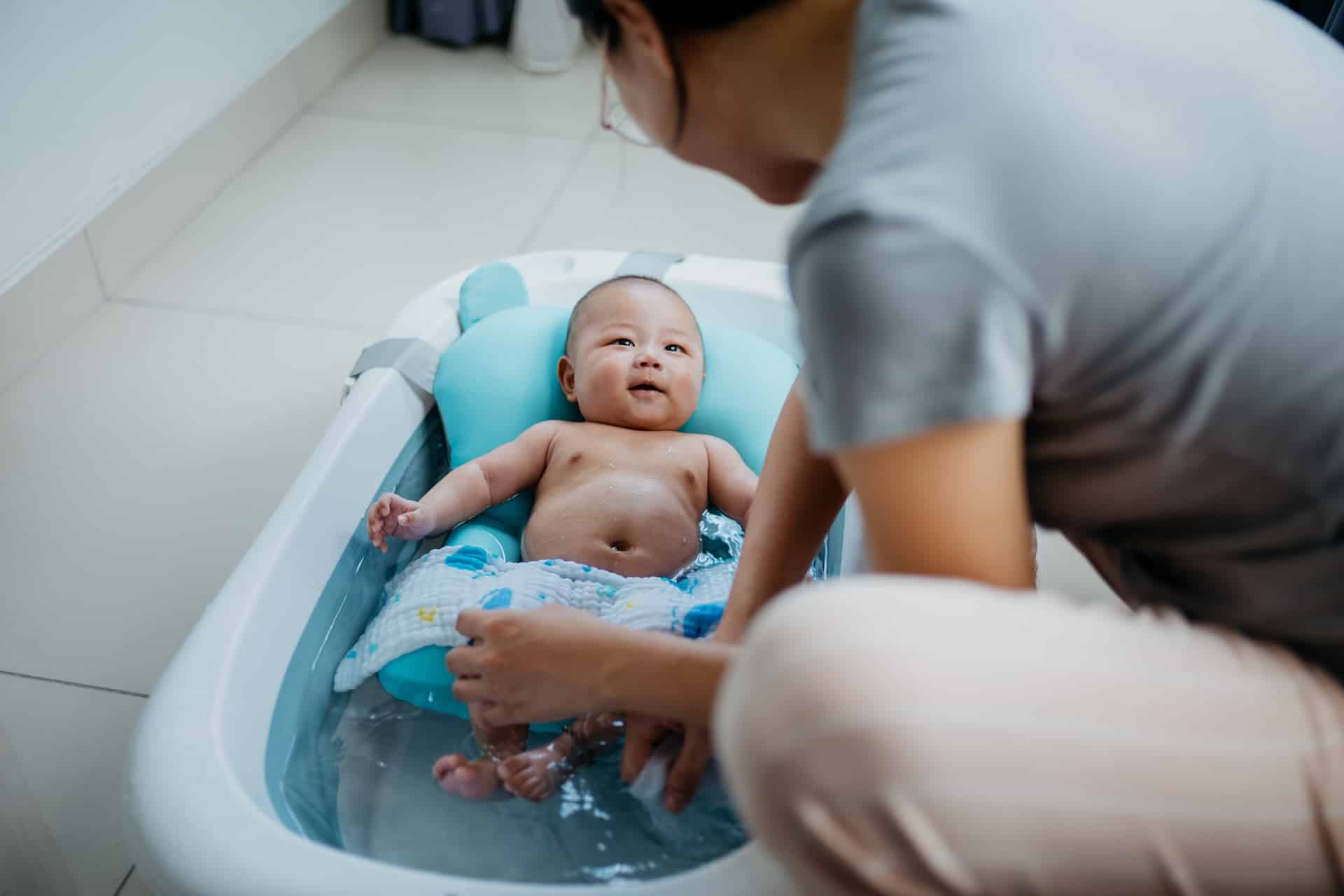 winnaar delen Weigeren Je baby in bad steken: 5 tips die badtijd aangenamer maken