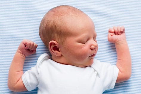 Met deze 4 tips kan ook jouw baby slapen bij warm weer