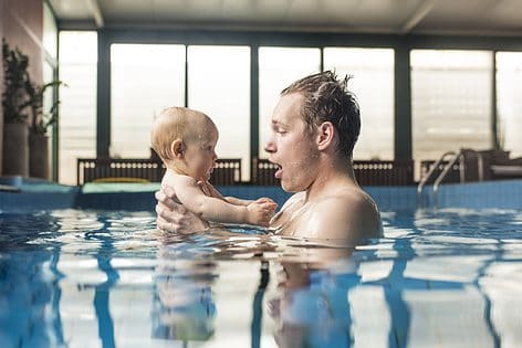 Met baby voor de eerste keer naar het zwembad: waarop moet je letten?