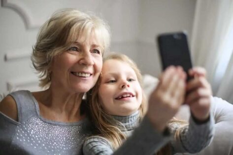 Foto’s van je kleinkinderen op sociale media: wel of niet doen?