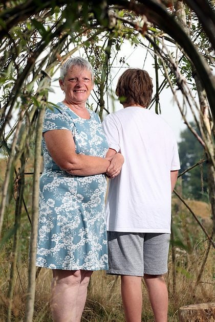 Grootmoeder én pleegmoeder Cris (69): 'Ik kan geen echte oma zijn voor Mathijs'
