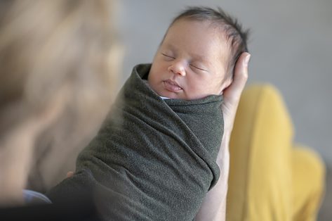 Inbakeren is een methode om je baby van de schouders tot de voetjes knus in te wikkelen