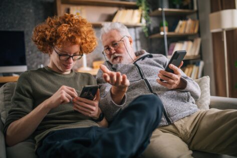 Waarom plakken mijn kleinkinderen zo aan hun smartphone?