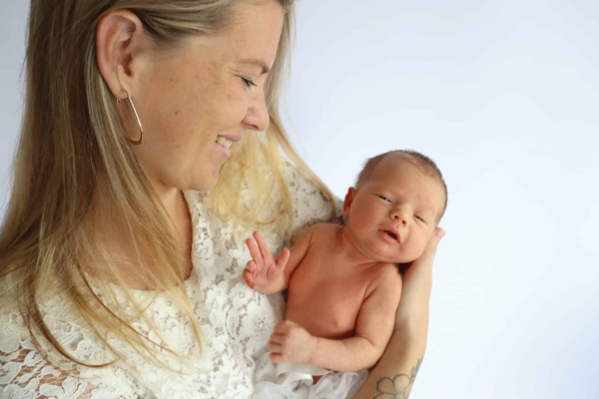 Mama Melissa geniet van de rust na haar bevalling: 'Cleo komt op de eerste plaats, de rest komt later wel'
