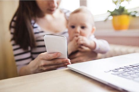 Als ouders aan de smartphone kleven… proberen kinderen op te vallen