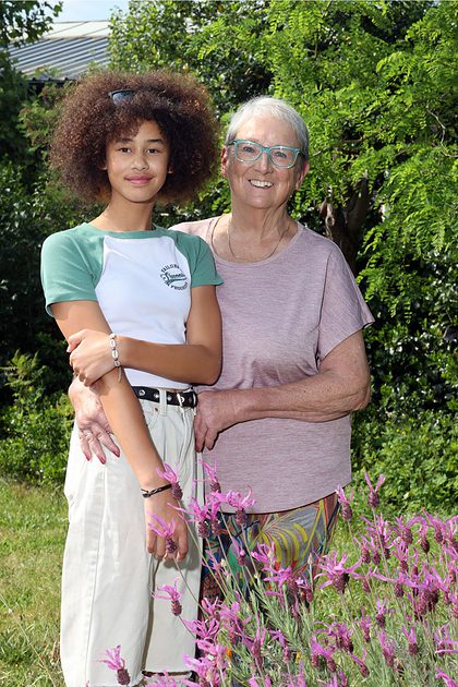 Granny Lieve en kleindochter Stella over liefde, vroeger en nu: 'Mijn oma schreef liefdesbrieven, wij sturen snapchats'