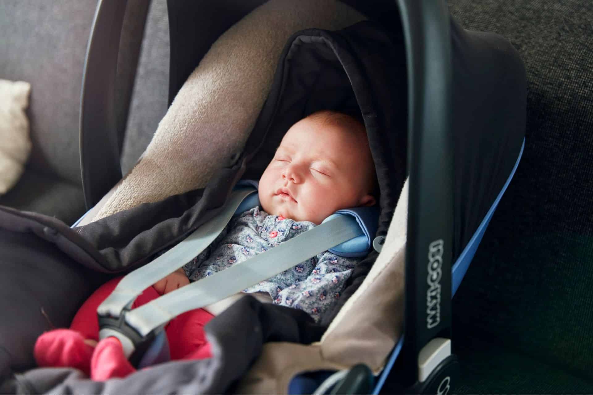 Je baby veilig in de autostoel: zo lang mogelijk tegen de rijrichting in